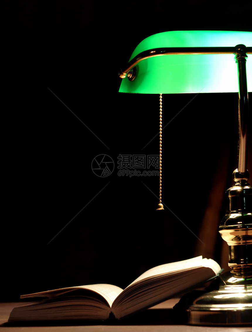 绿桌电灯和开书图书乐队钎焊棕色褐色灯泡房间绿色教育辉光图片