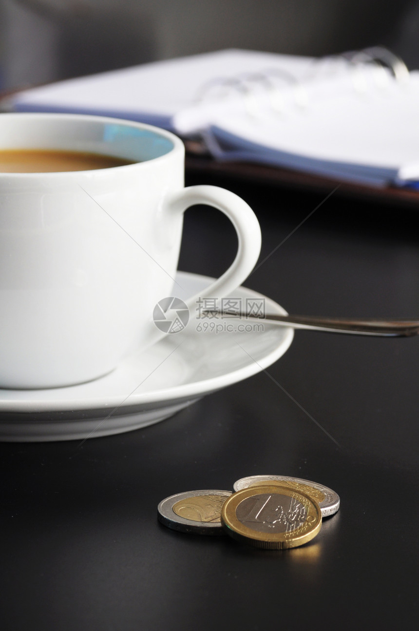 表格上的咖啡组织者早餐饮料手机办公室活力电话杯子勺子桌子投资图片