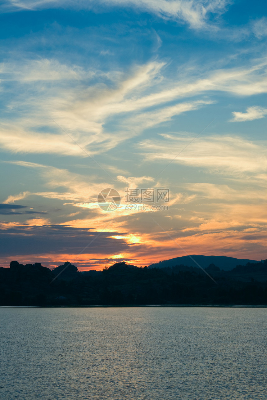 日出天空波浪太阳山脉图片