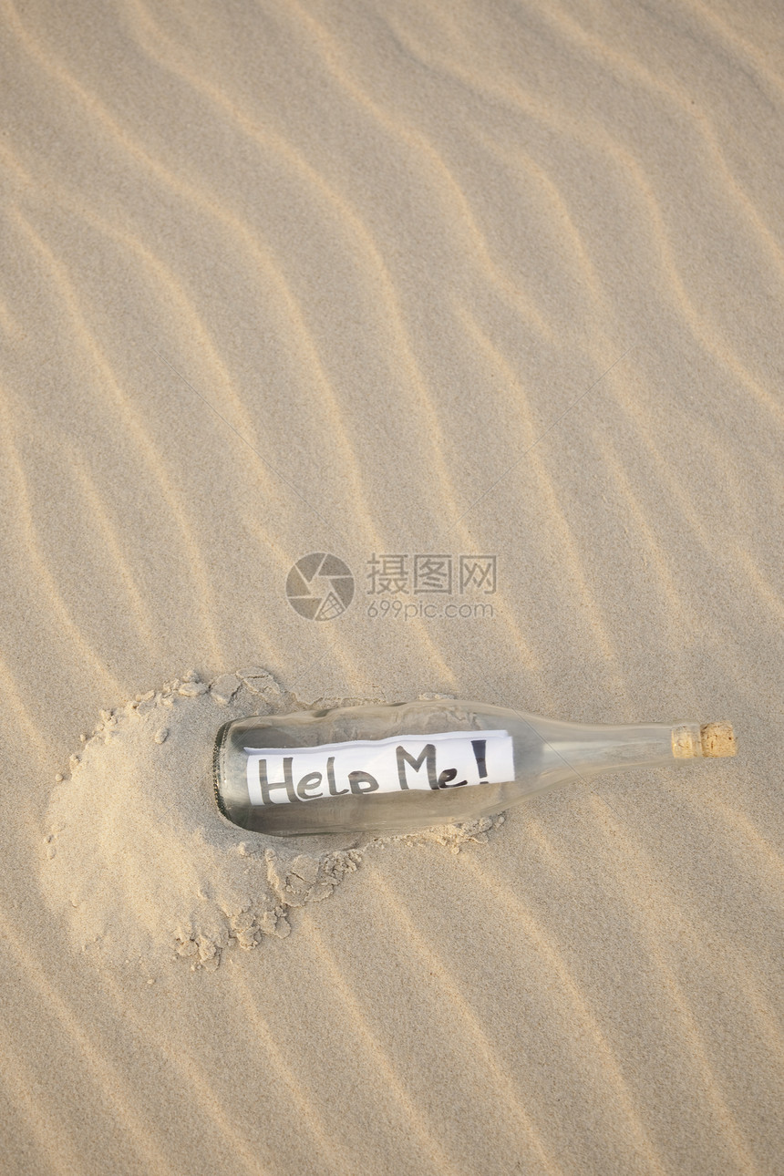 沙滩上一个干净的玻璃瓶子孤独纹理场景假期脆弱性日落黄色气候热带海浪图片