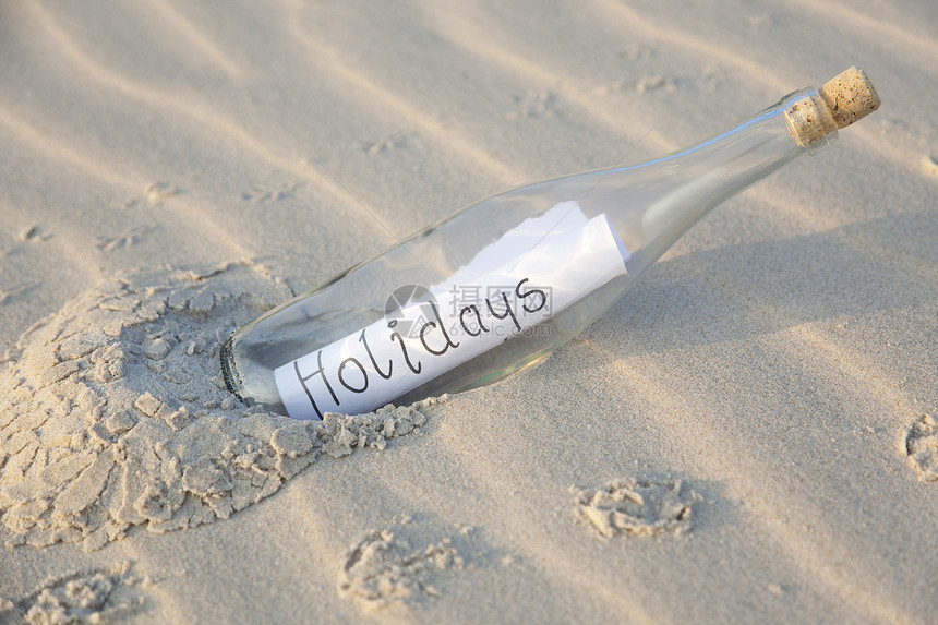 在沙中装瓶子日落黄色纹理场景玻璃气候热带海浪脆弱性假期图片