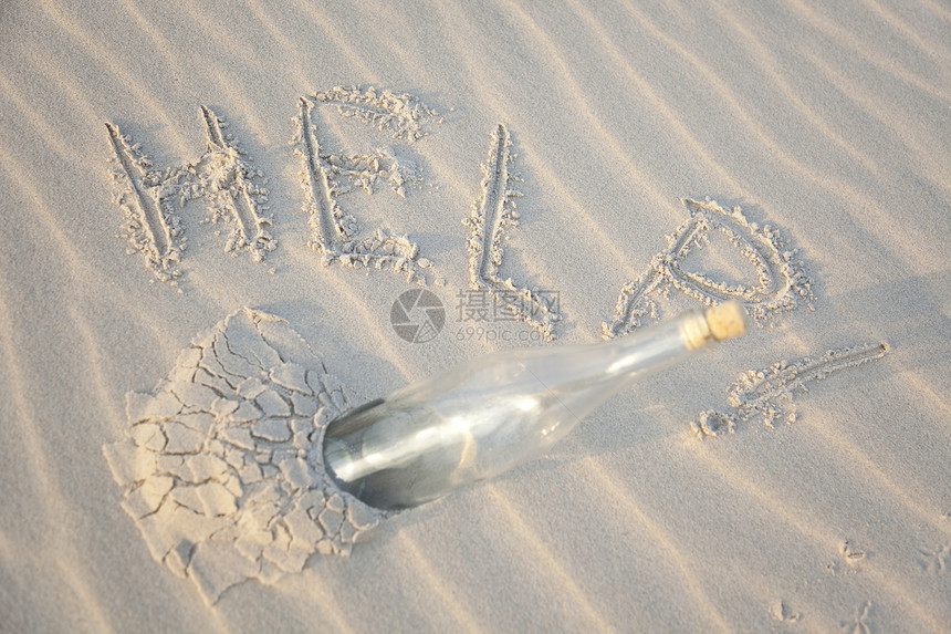 沙滩上一个干净的玻璃瓶子脆弱性假期黄色孤独热带日落气候纹理海浪场景图片