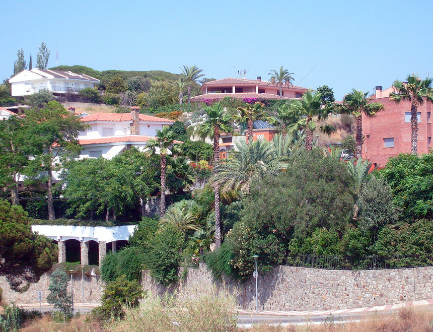 山坡上的西班牙住房植被房屋住宅建筑建筑物家园晴天假期奢华风景图片