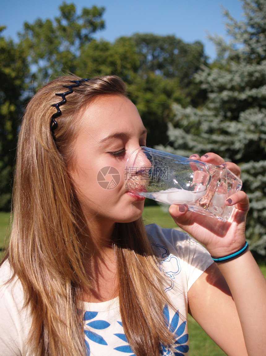 少女饮水饮用水玻璃女孩口渴饮料水合物女性水合液体脱水淬火图片