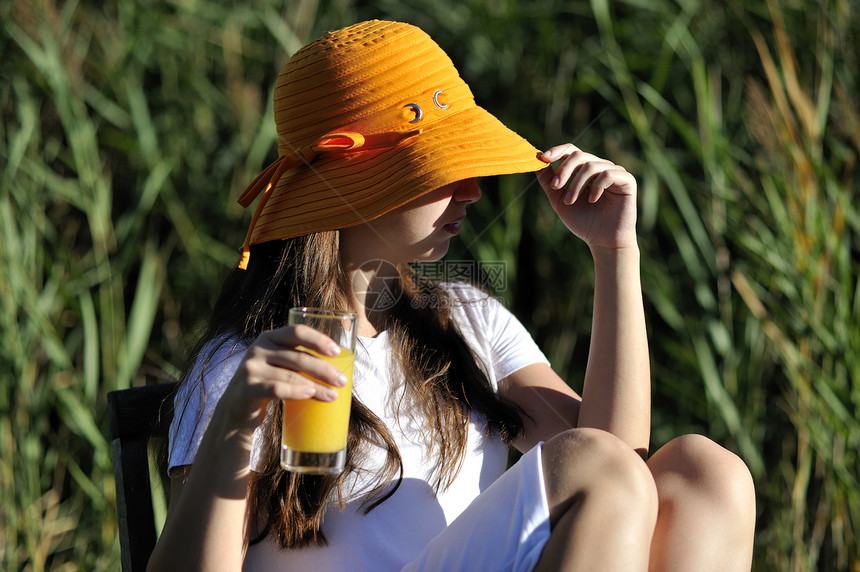 新鲜果汁橙子水果女孩女士快乐玻璃饮食头发图片