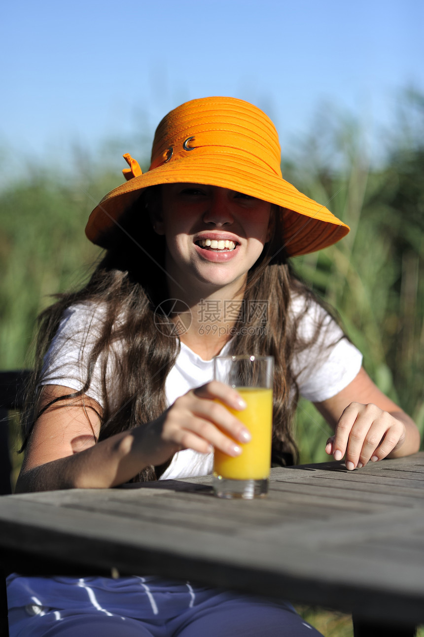 新鲜果汁玻璃快乐水果女孩女士头发橙子饮食图片