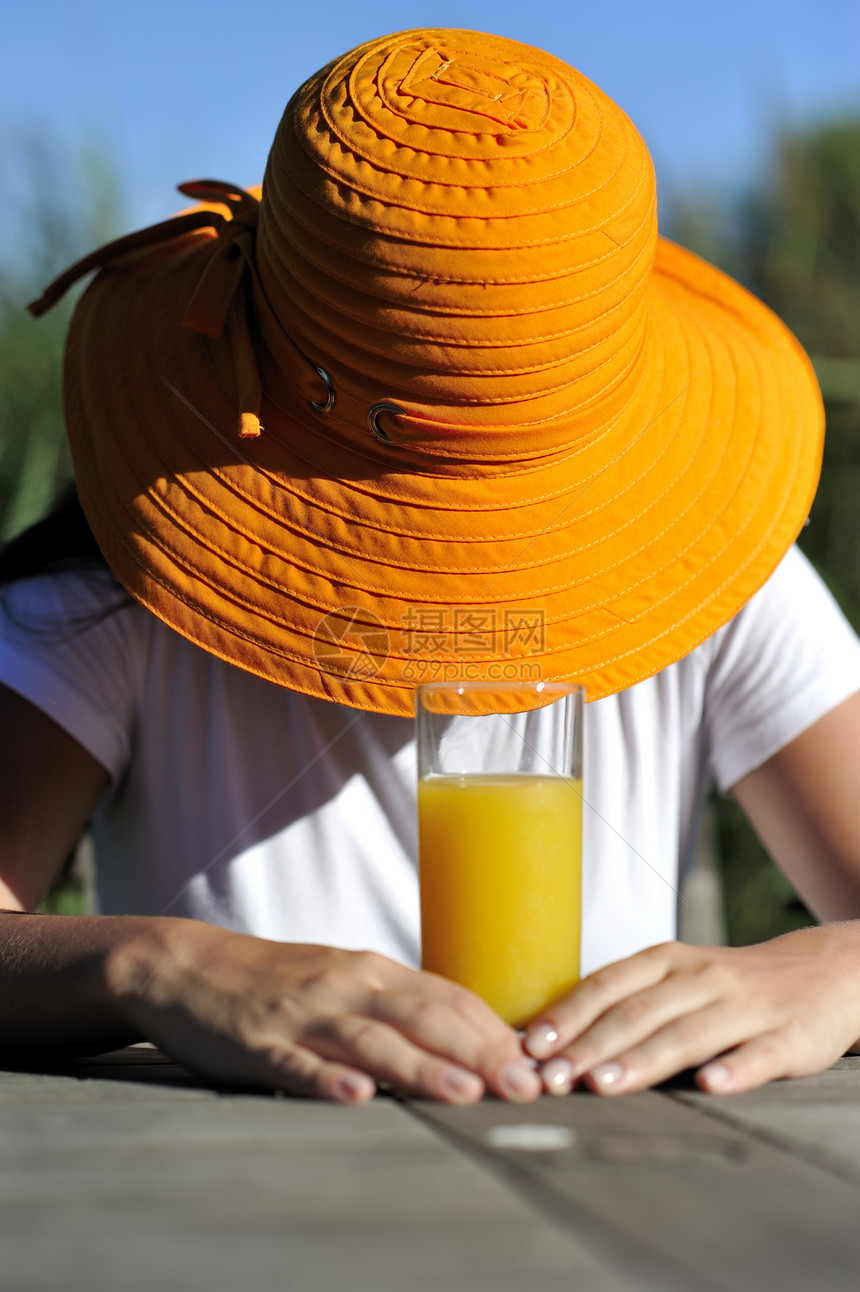 新鲜果汁玻璃头发快乐橙子水果女士饮食女孩图片