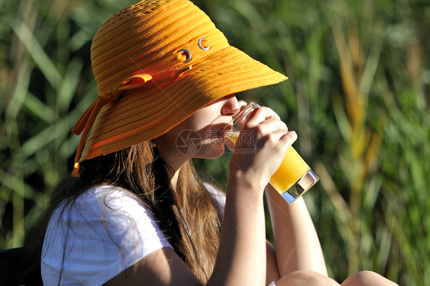 新鲜果汁快乐头发橙子女士玻璃水果饮食女孩图片
