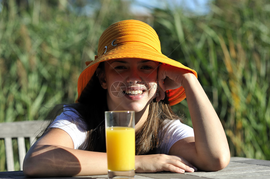 新鲜果汁玻璃橙子饮食女士水果头发快乐女孩图片