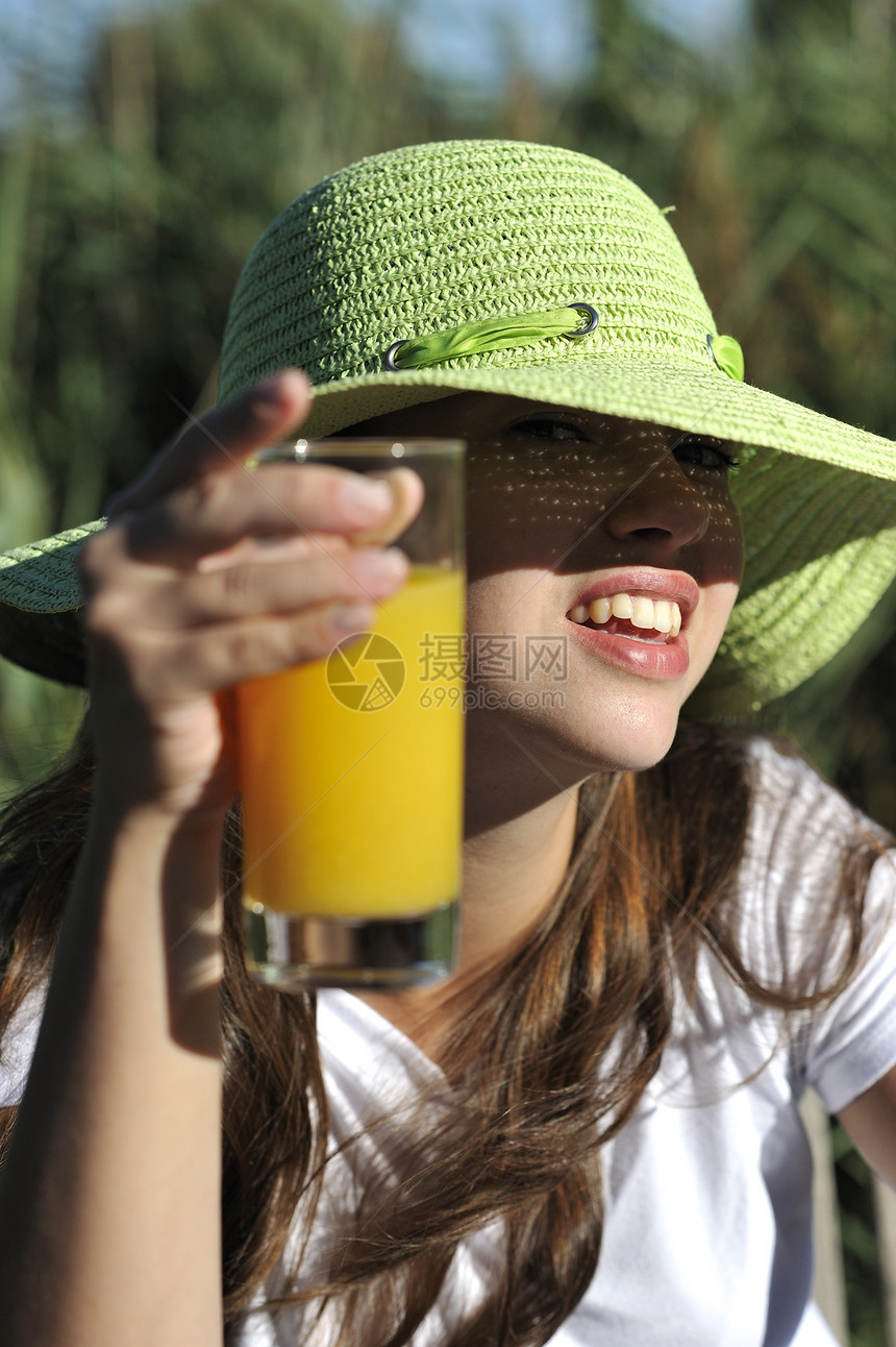 新鲜果汁橙子快乐玻璃女孩头发水果女士饮食图片