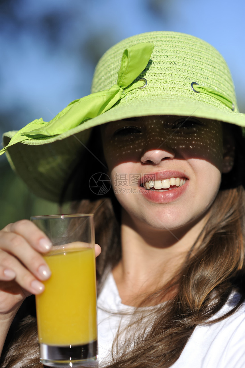 新鲜果汁女士快乐橙子头发玻璃女孩水果饮食图片