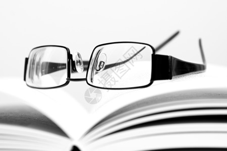 公开书上的眼镜白色知识学校教育科学镜片学习背景图片