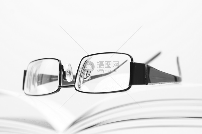 公开书上的眼镜白色知识智慧教科书打印阅读教育黑色精装文学图片