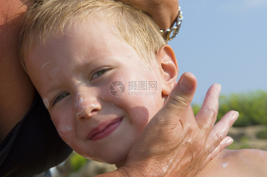 防晒霜孩子皮肤晒斑药品水分洗剂童年阳光脖子肩膀图片