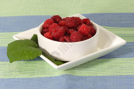 林草莓碗背景图片