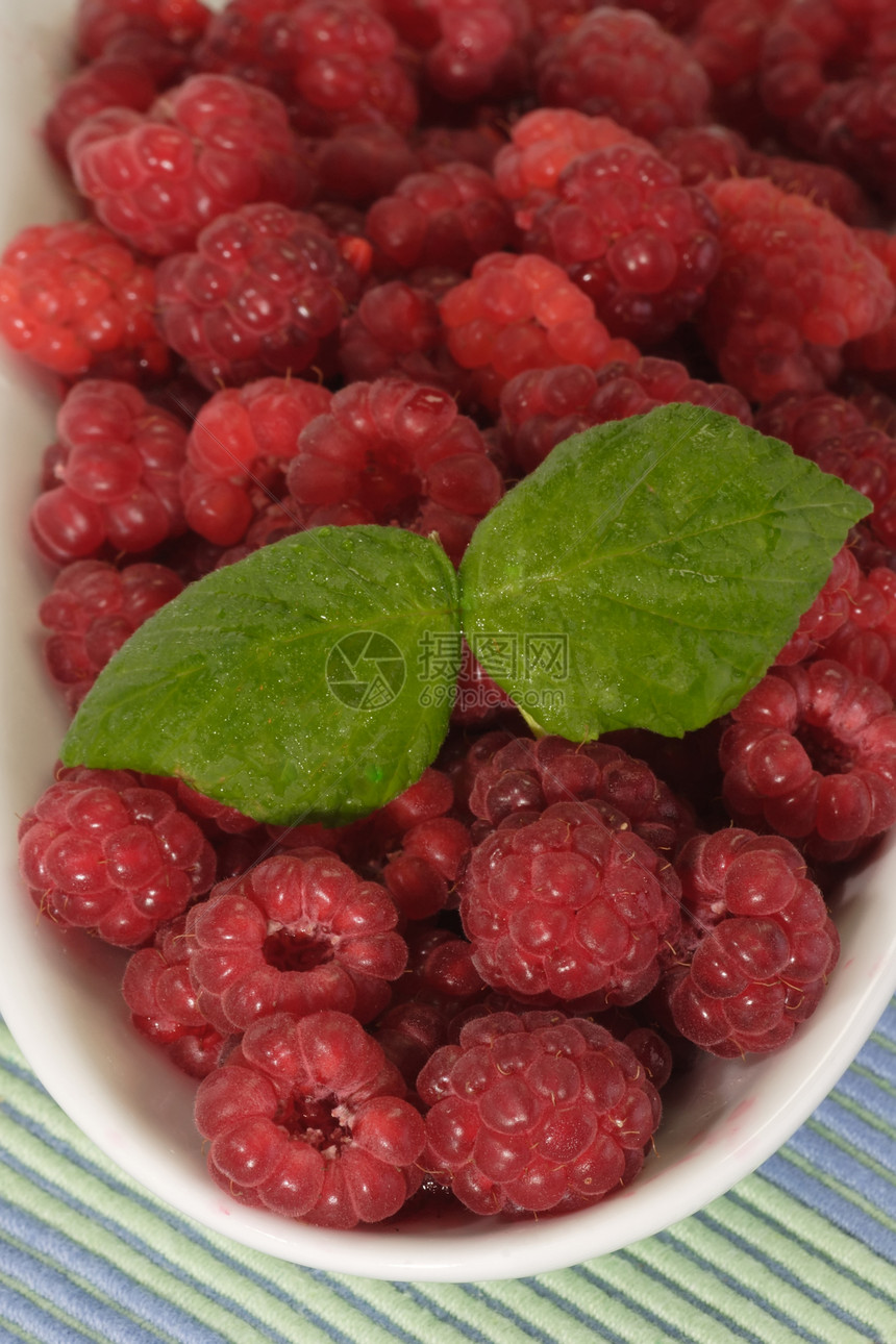盘子里有叶子的草莓食物红色甜点小吃树叶覆盆子白色饮食美食浆果图片