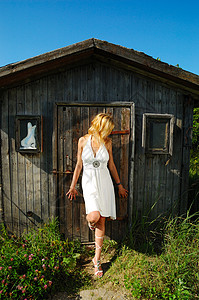 开球木头荒野裙子营房女性私人身体入口村庄茅屋背景图片