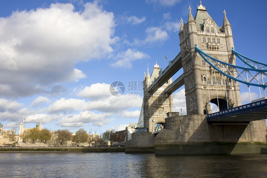 铁塔桥和伦敦塔图片
