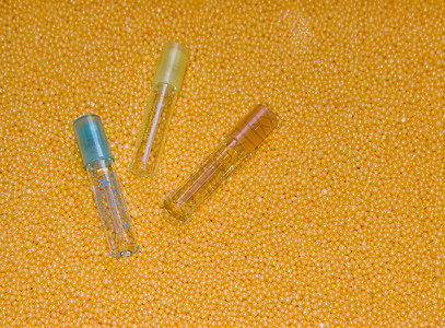 三瓶洗手间黄色颗粒剂小瓶香水厂瓶子背景图片