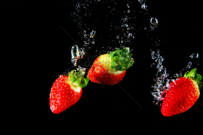 水中的草莓水果活力红色浆果食物气泡宏观飞溅空气饮食图片