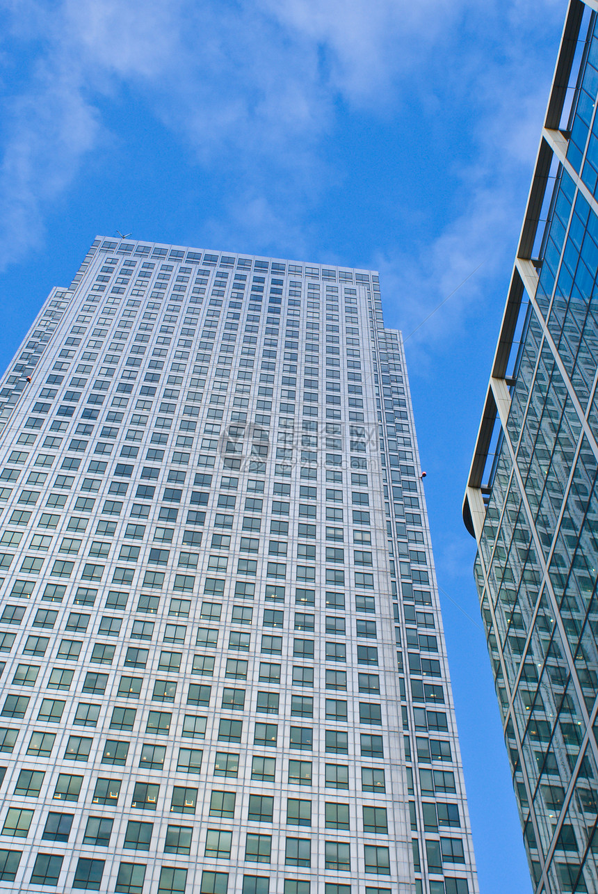 两座摩天大楼 用乌云抵挡蓝天空未来派总部技术镜子窗户天空建筑学商业玻璃蓝色图片