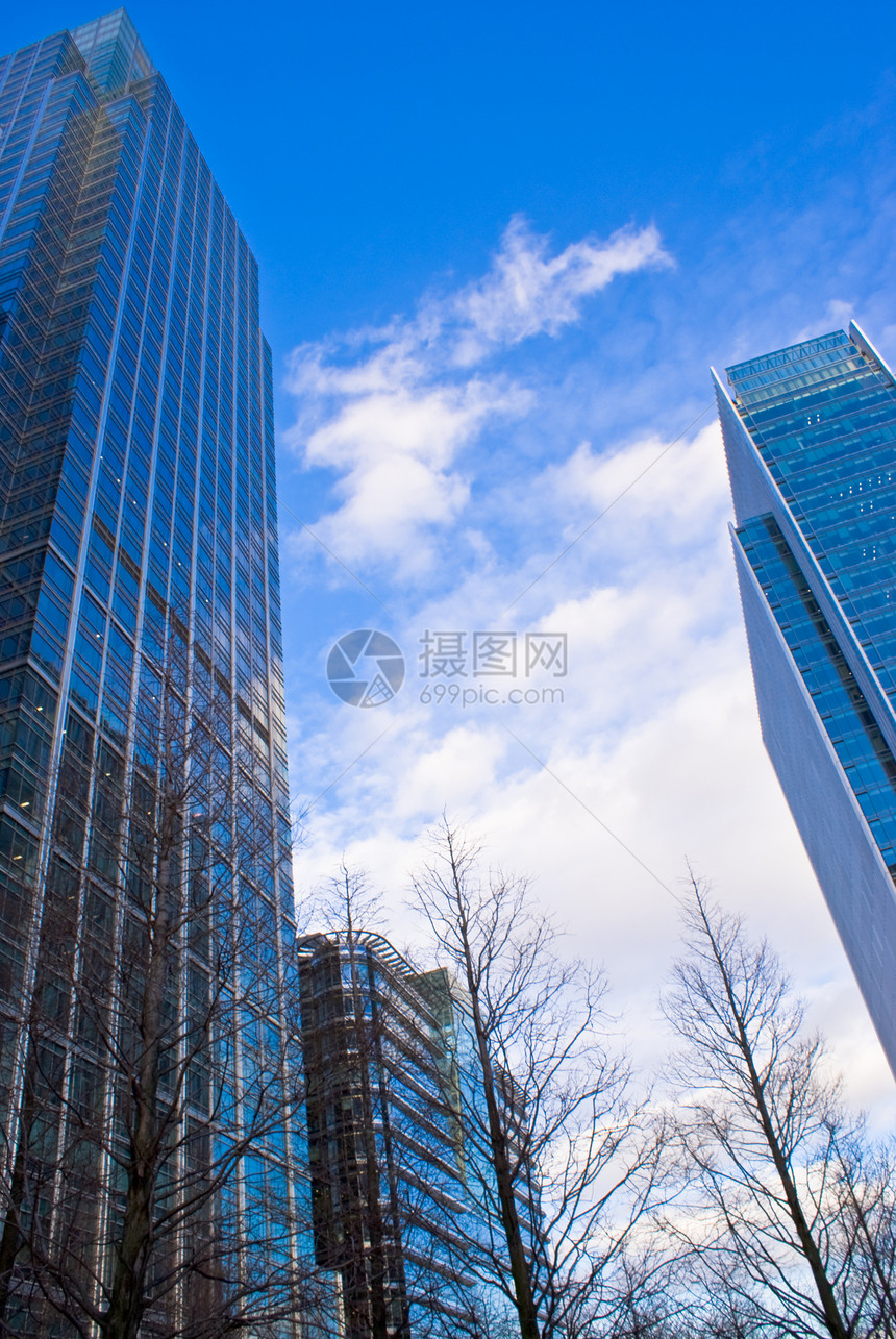 对抗蓝天的摩天大楼商业技术总部玻璃未来派镜子窗户公司天空反射图片