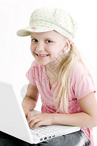 使用笔记本电脑的年轻女孩互联网冲浪乐趣孩子们电子产品技术微笑背景图片