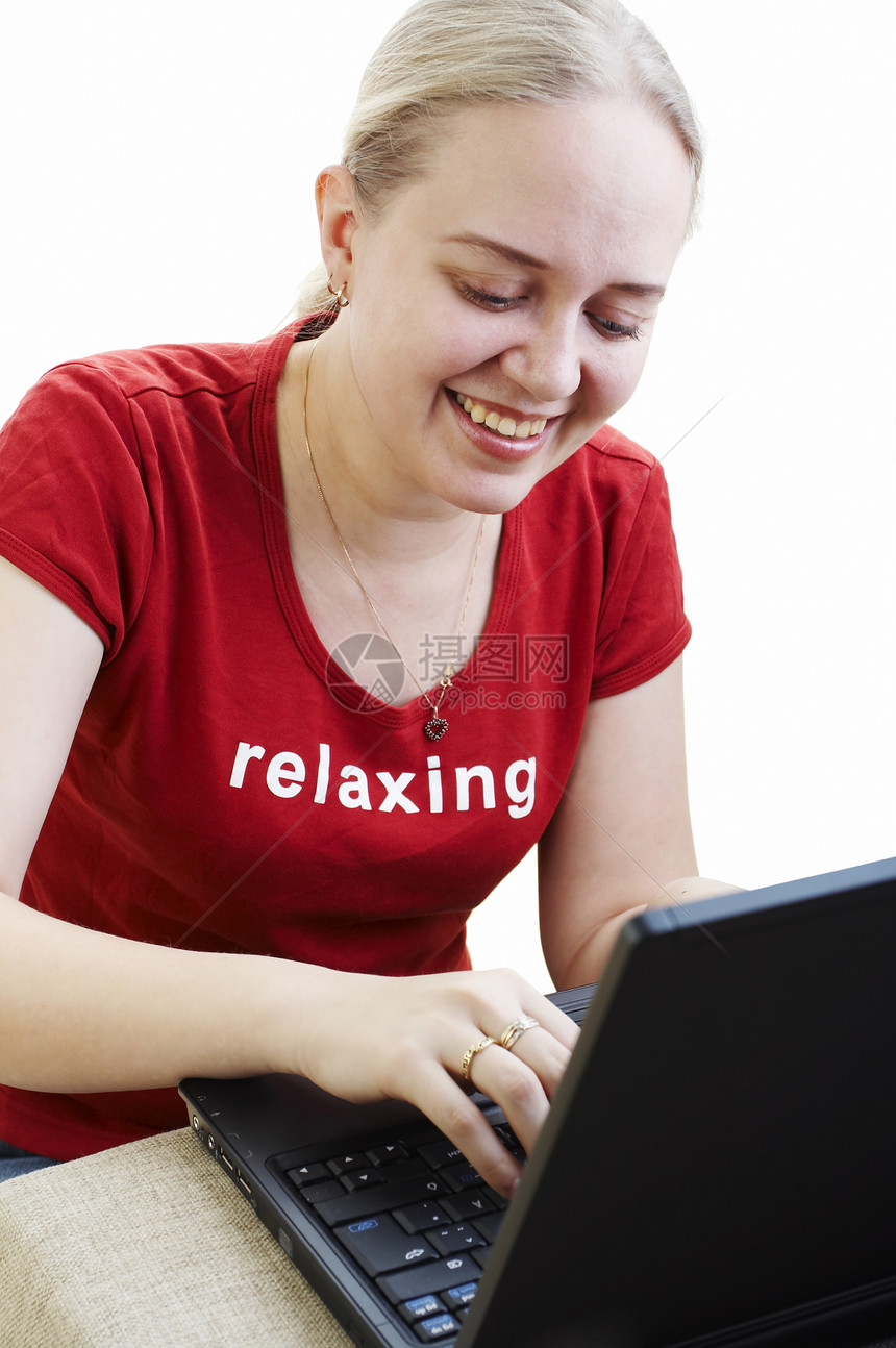 携带膝上型电脑的女孩女性微笑乐趣时间女士冲浪娱乐互联网技术空闲图片