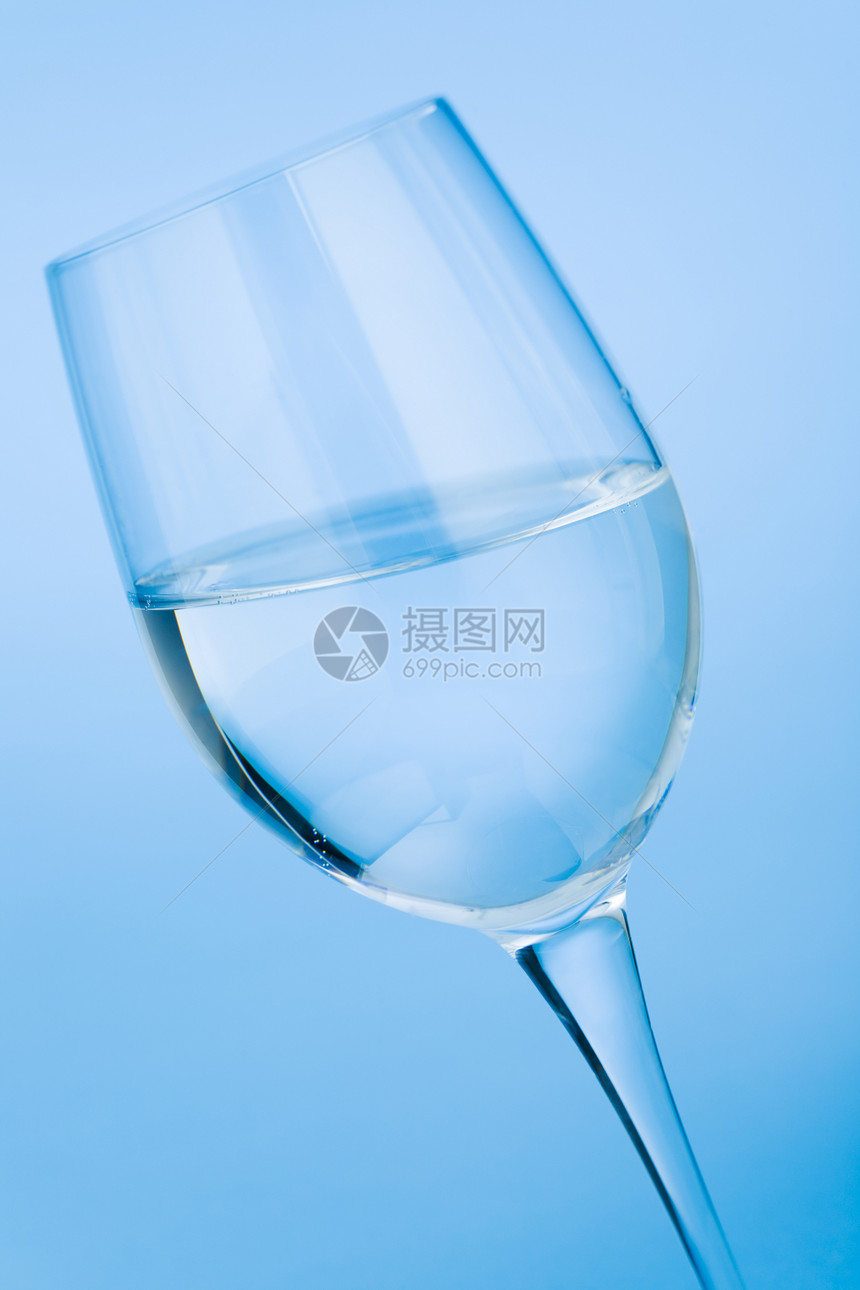 杯水蓝色饮料玻璃白色图片