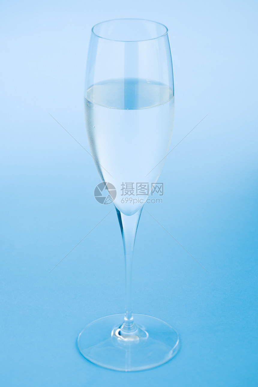 杯水白色饮料液体蓝色玻璃图片