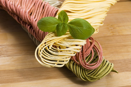 意大利面面条红色午餐白色生产菠菜生活三色食品旗帜高清图片