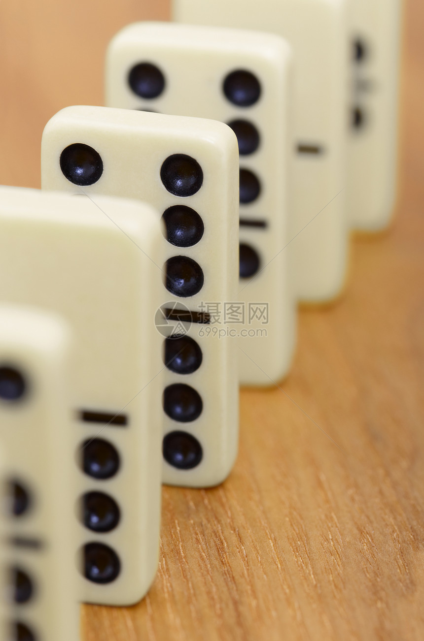 木制表面的多米诺骨牌游戏橡木塑料木头娱乐白色瓷砖黄色桌子图片