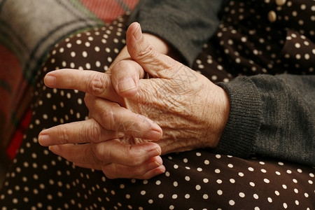 年长妇女之手退休减速公民病人机动性职员皱纹行为祖母内衬背景图片
