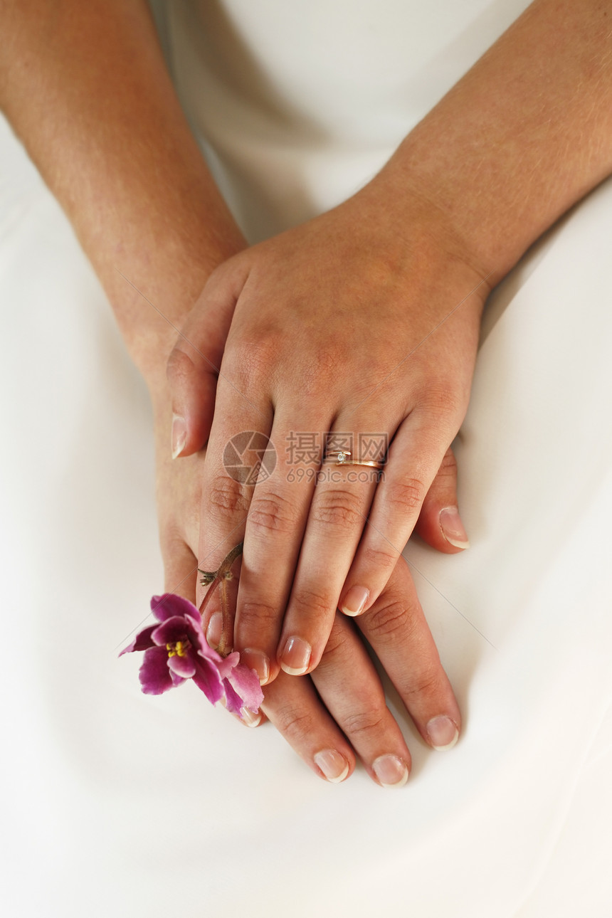 新娘的手女士白色女性手指婚礼已婚钻石戒指裙子珠宝图片