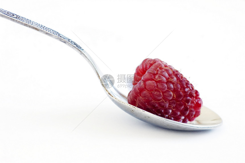 银汤匙中的红莓图片
