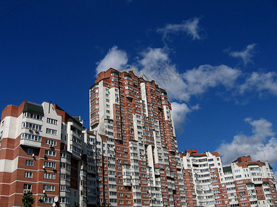 大房子晴天建筑天空阳台公寓红色城市建筑学首都白色背景图片