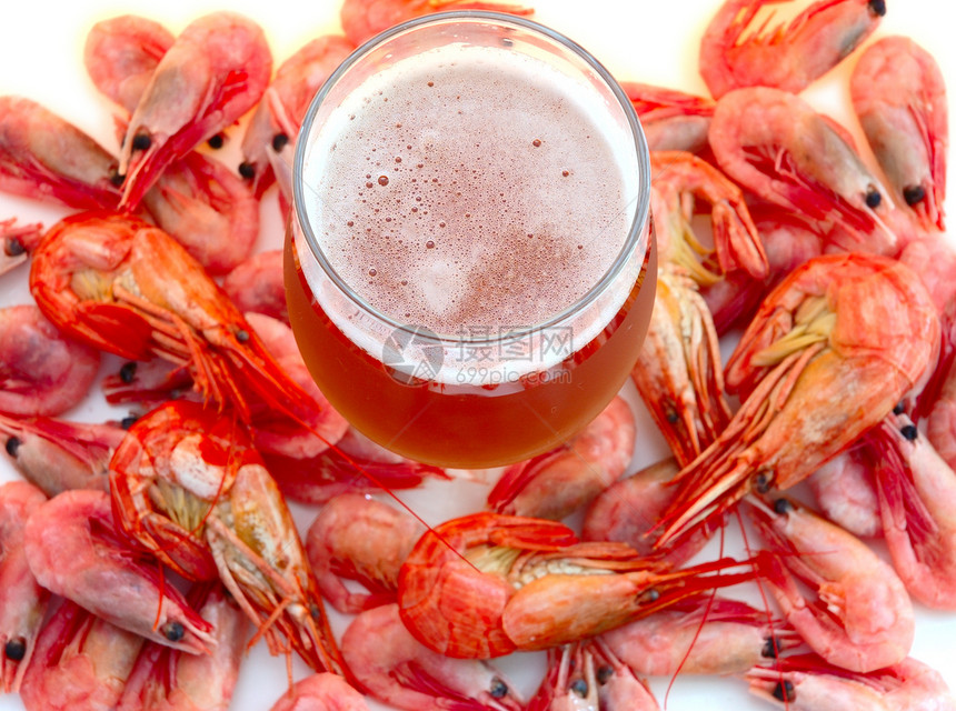 啤酒和虾虾粉色食物泡沫营养玻璃白色橙子海鲜美味熟食图片