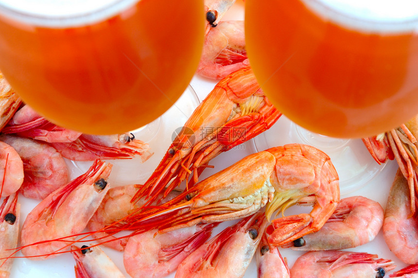 啤酒和虾虾食物棕色黄色玻璃红色海洋美味海鲜橙子熟食图片