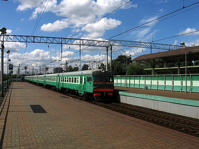 抵达火车铁路蓝色车站速度天空旅行技术运输乘客背景图片