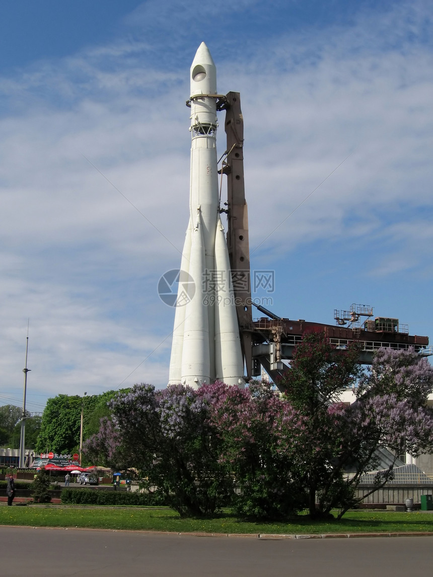 火箭草地燃料力量纪念碑晴天蓝色地球技术展览喷射图片