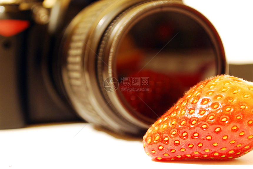 草莓和照相机光学乐器爱好相机生活电子产品数字化水果照片镜片图片