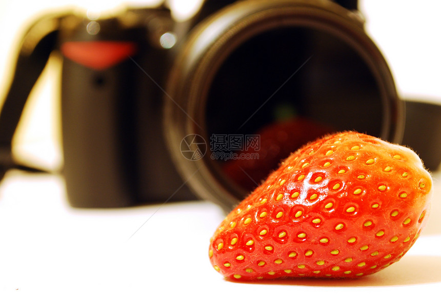草莓和照相机电子产品爱好相机技术生活数字化光学乐器玻璃红色图片