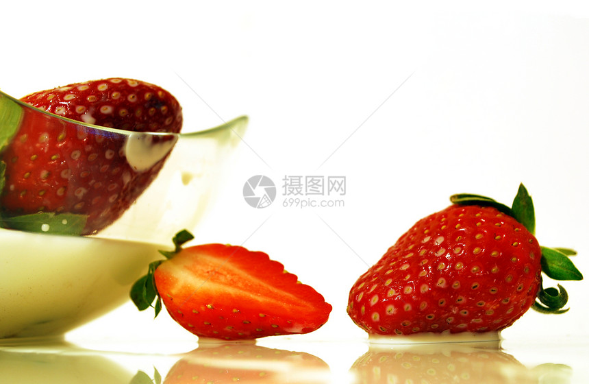 牛奶中的草莓水果玻璃食物白色盘子红色图片