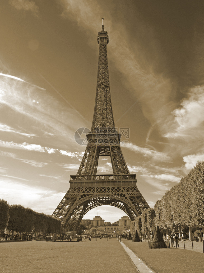 巴黎埃菲尔铁塔首都建造红色金属建筑铁塔蓝色旗帜白色图片
