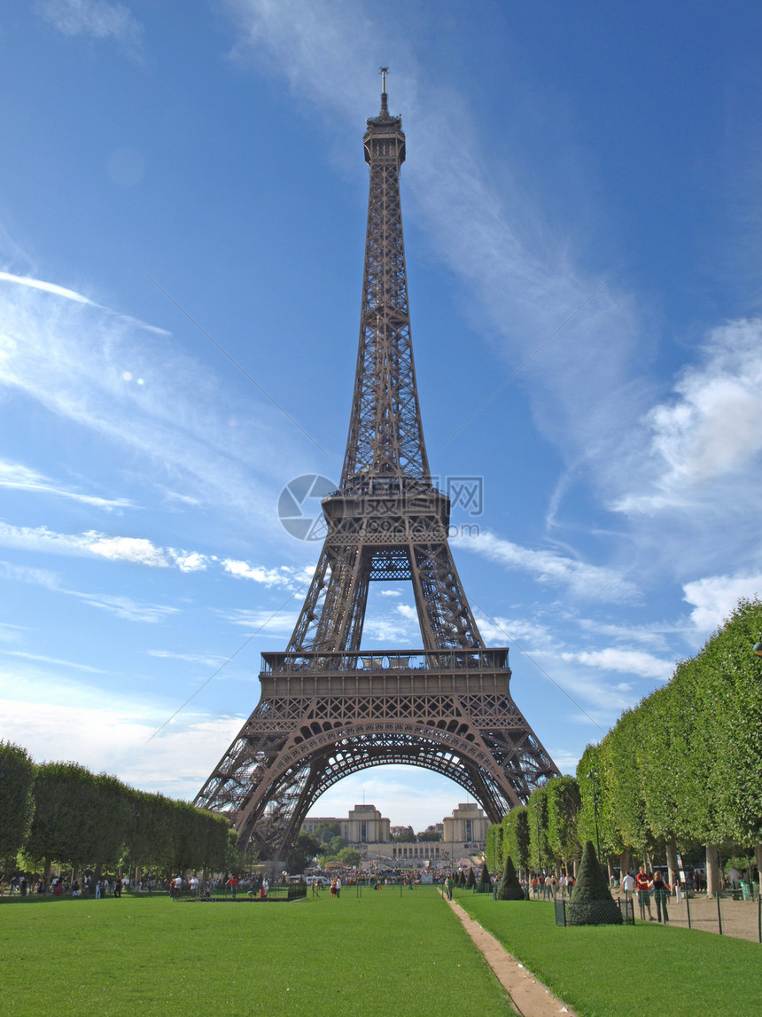 巴黎埃菲尔铁塔蓝色建筑白色红色旗帜金属铁塔首都建造图片
