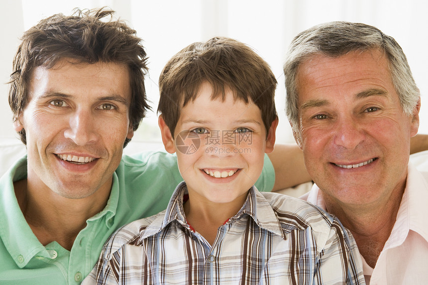 祖父与儿子和孙子微笑父亲成人男人中年三个人水平头肩婴儿潮团体孙辈图片
