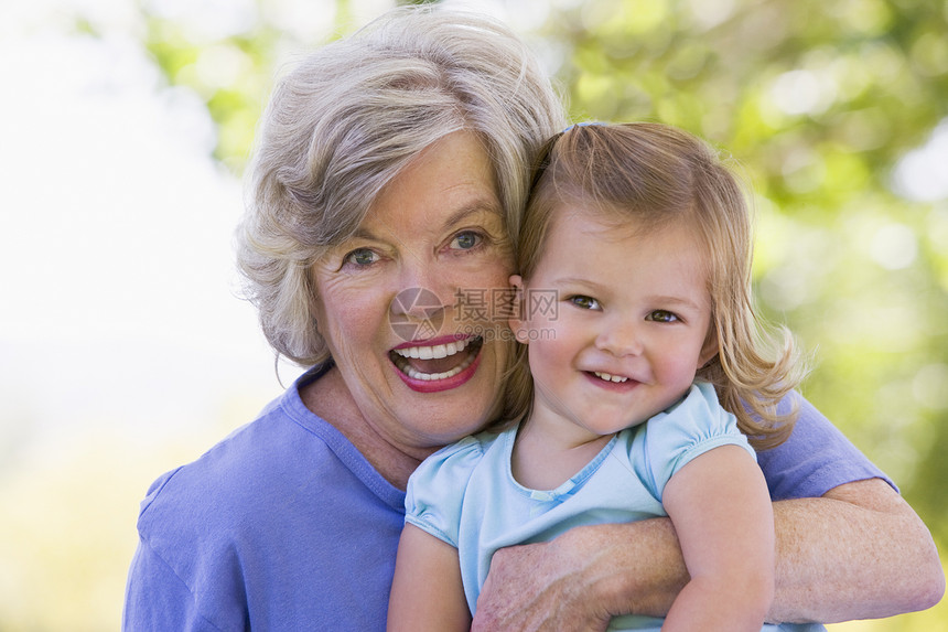 外祖母和孙女笑着微笑亲密感团结老年农村感情女士头肩水平亲热孙子图片