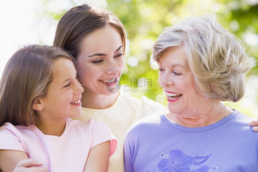 外祖母在公园里有成年女儿和孙女三个人微笑家长农村女士家庭女性孙辈女孩母亲图片