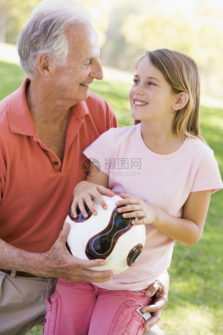 外祖父和外孙孙孙女户外 有球的微笑图片