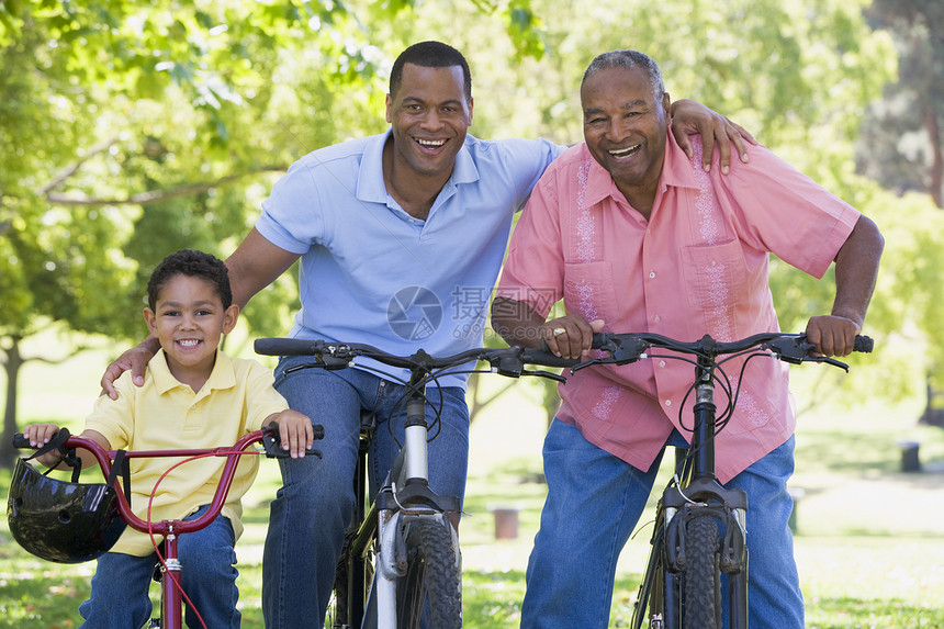 外祖父孙子骑脚踏车祖父母儿子农村家庭爸爸中年家长男性男人男生图片